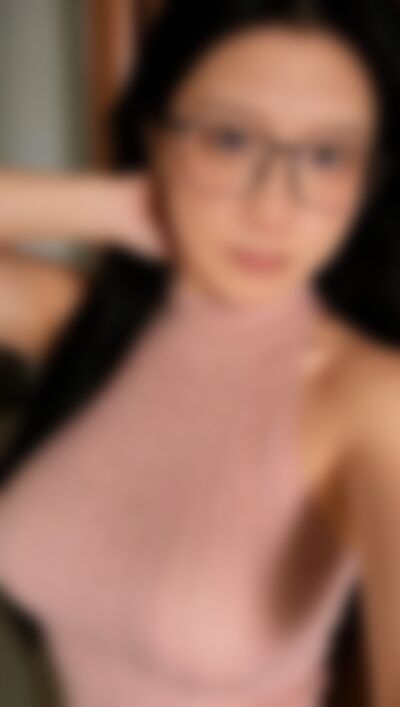 Single Elenayang from Singapore