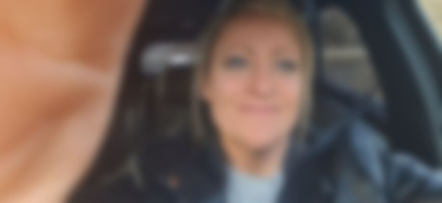 Single Annmarie from Caerphilly