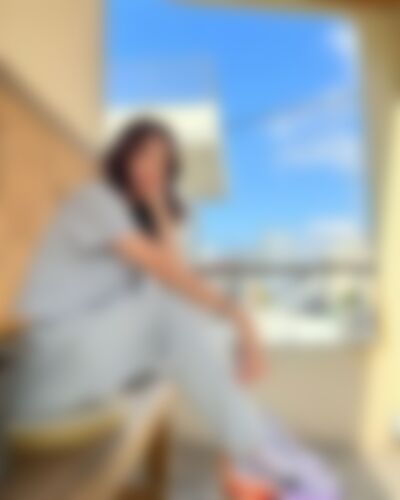 Single Heejin from San Francisco