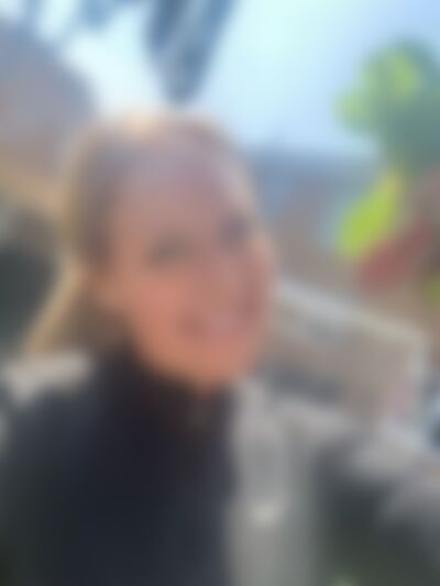 Single Scarlett from Manama